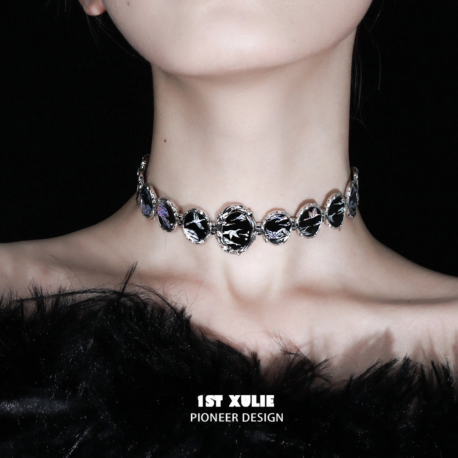 Soaring Cranes 18K 플래티넘 도금 수지 초커 목걸이 ™