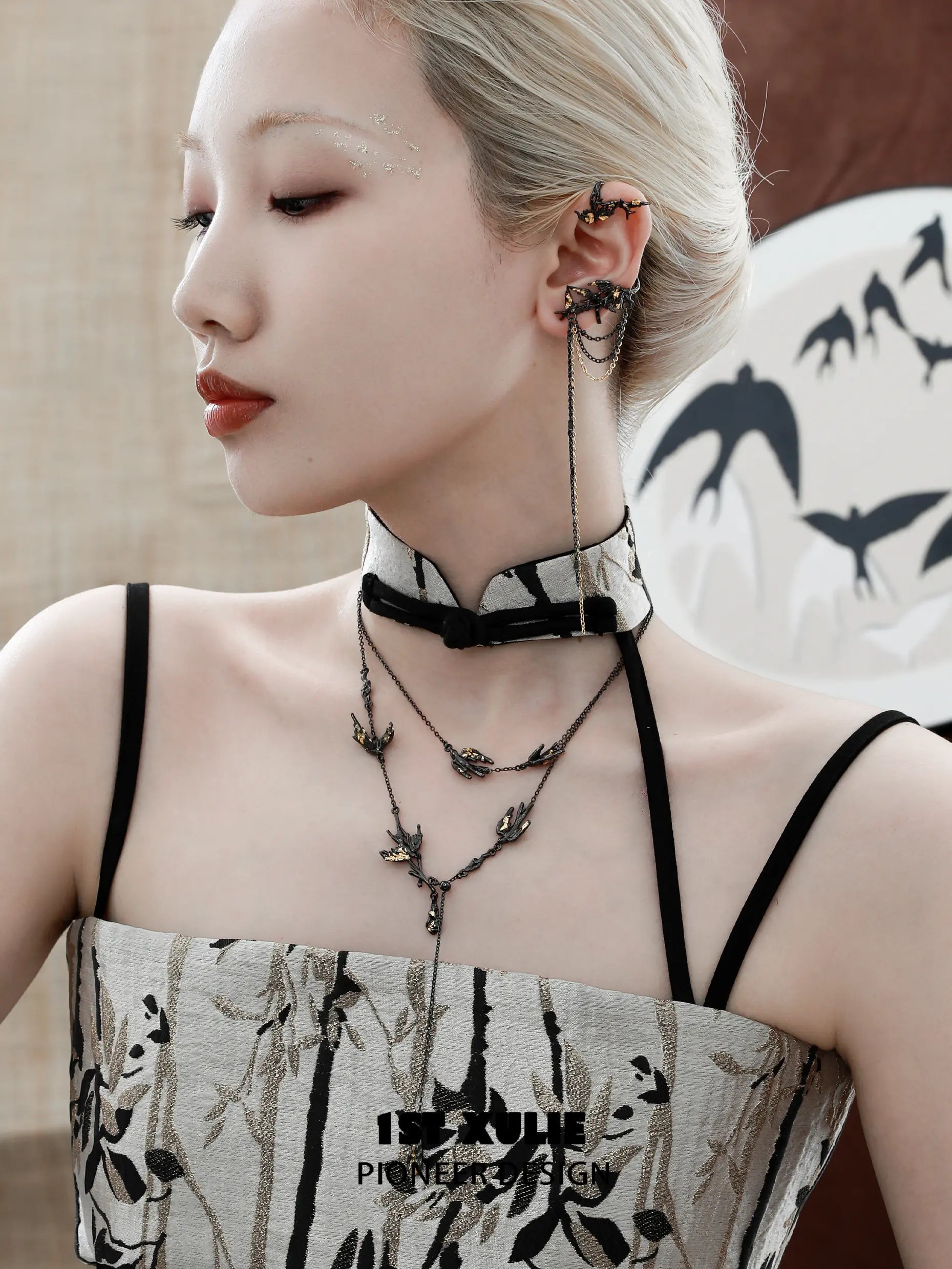 스왈로우즈 리턴 18K 블랙 골드 도금 &amp; 골드 리프 스왈로우 이어후크 이어클립™