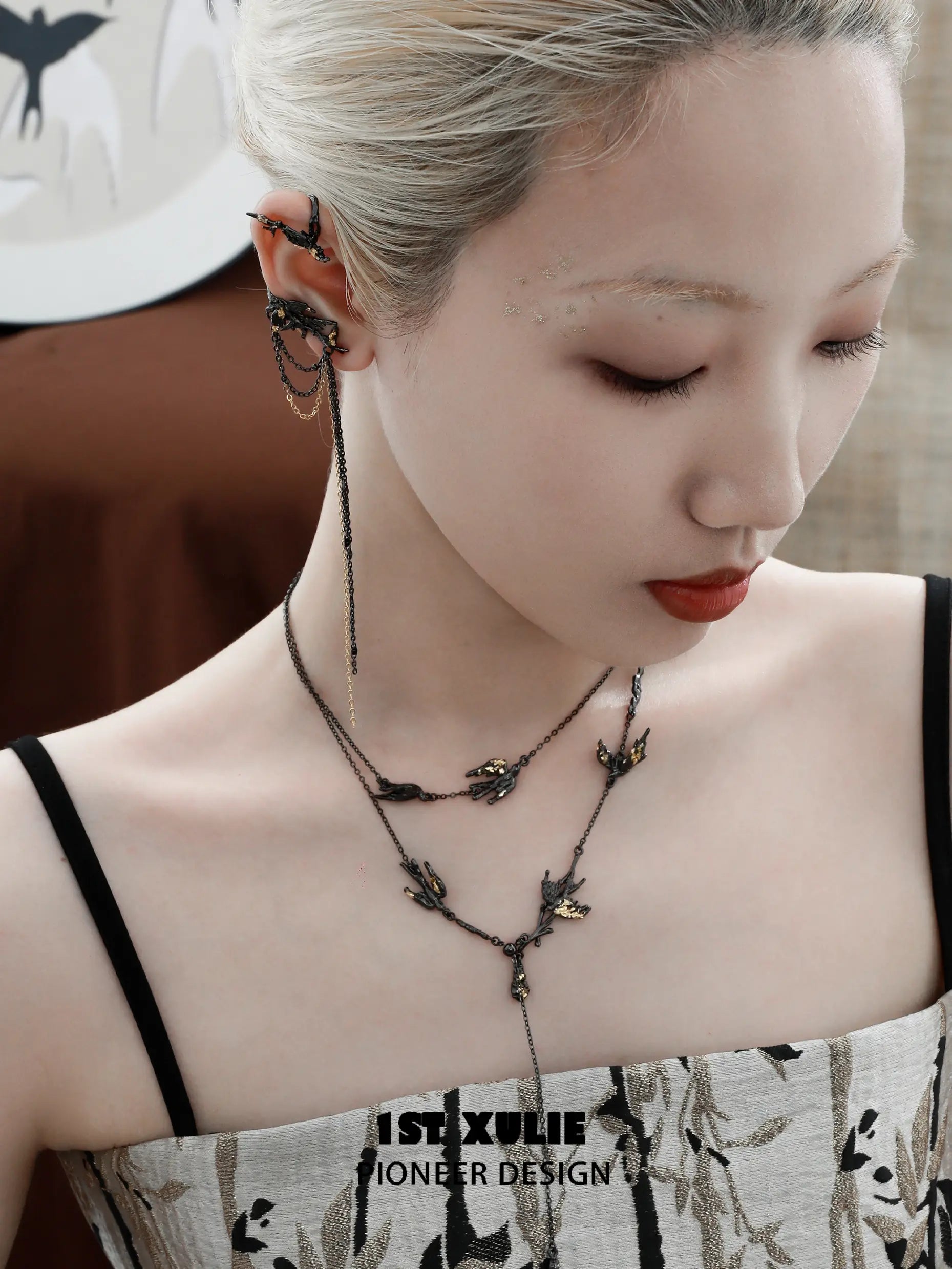 스왈로우즈 리턴 18K 블랙 골드 도금 &amp; 골드 리프 스왈로우 이어후크 이어클립™
