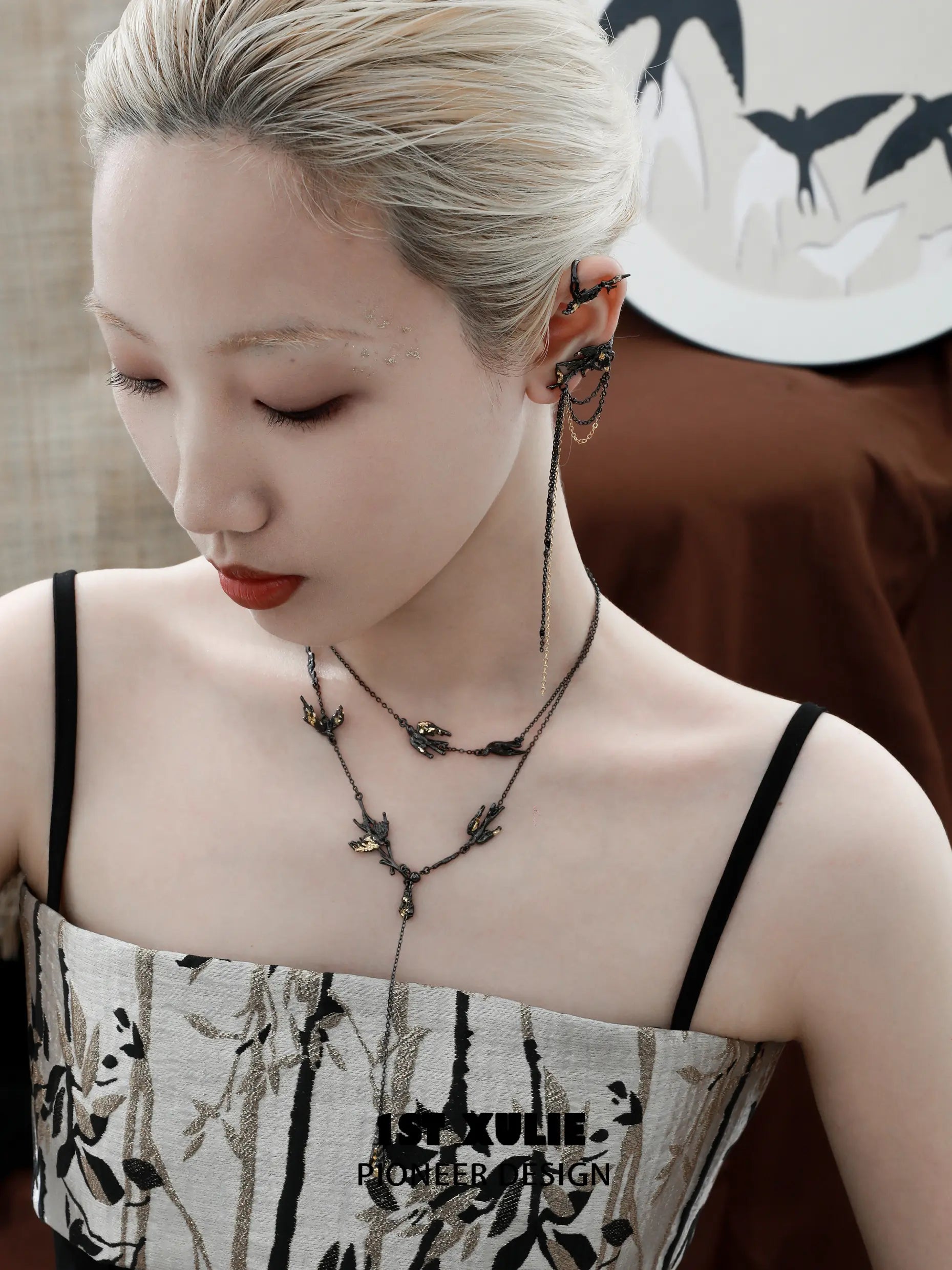 스왈로우즈 리턴 18K 블랙 골드 도금 &amp; 골드 리프 스왈로우 이어후크 이어클립™