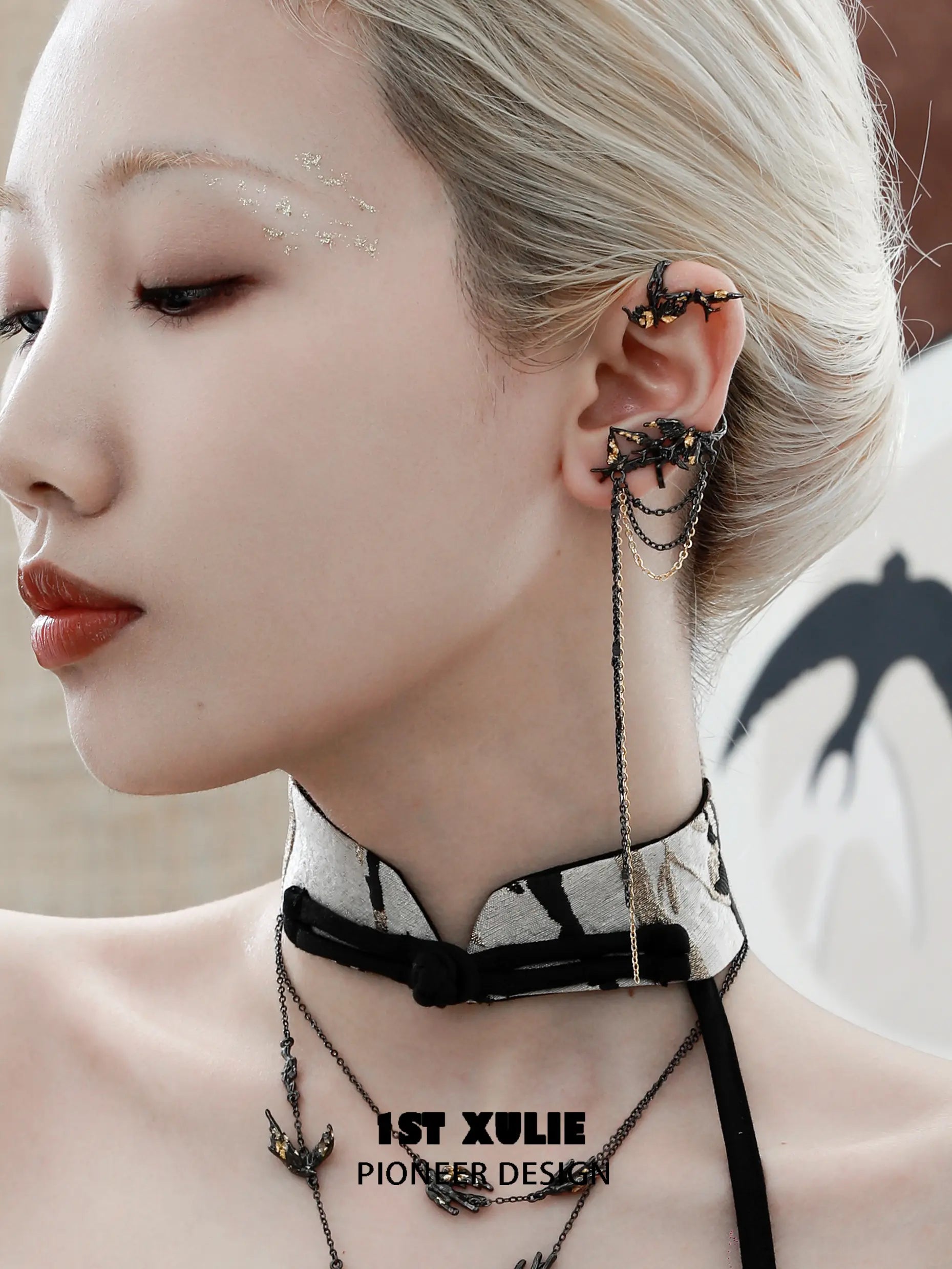 스왈로우즈 리턴 18K 블랙 골드 도금 &amp; 골드 리프 스왈로우 이어후크 이어클립™