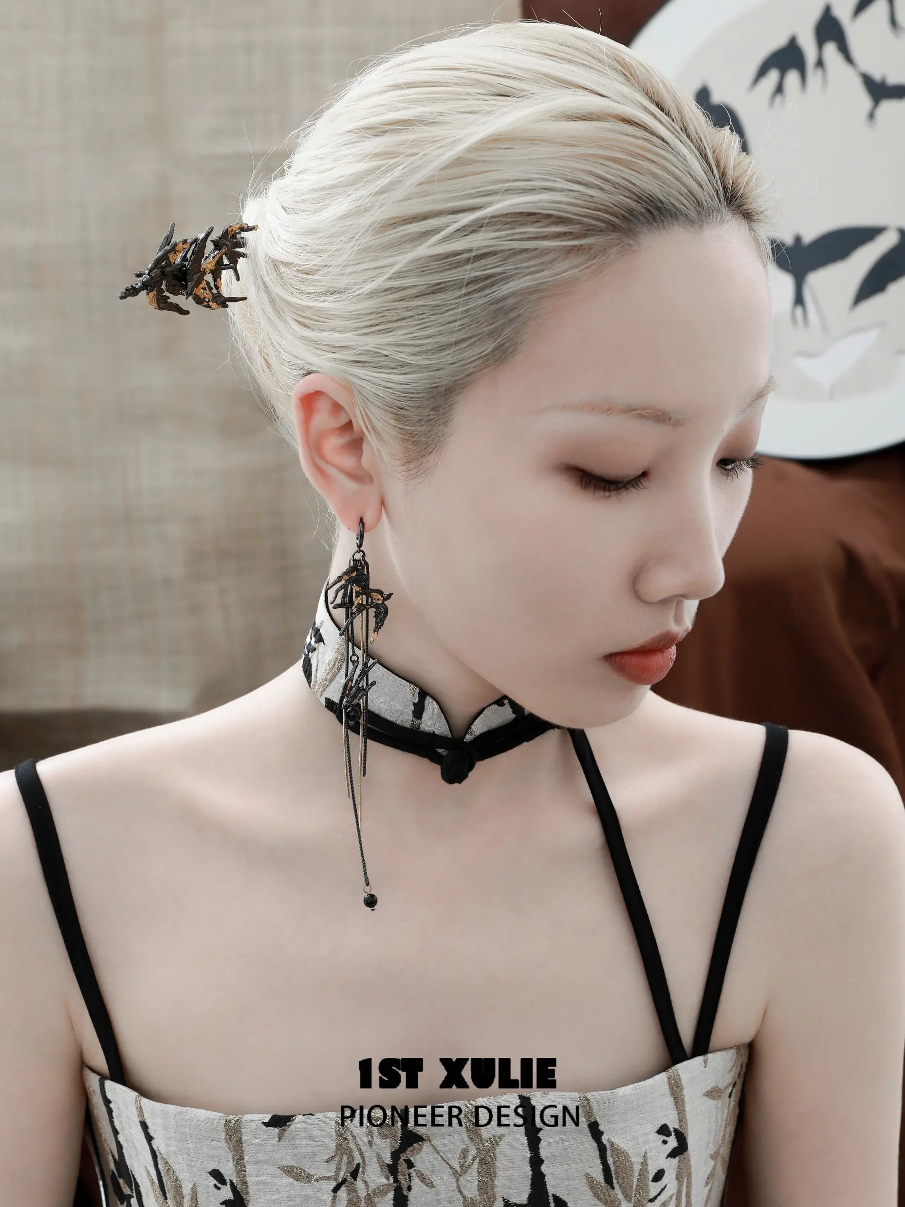스왈로우 리턴 18K 블랙 골드 도금 &amp; 골드 리프 스왈로우 태슬 헤어 스틱™