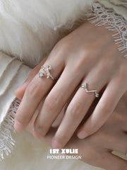 Two small celestial rings worn on the hand